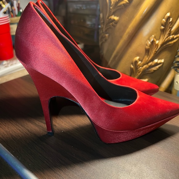 Size 6 1/2 Pour la Victoire red satin heels - Picture 3 of 8